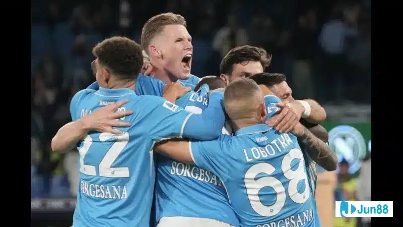 Cầu thủ Napoli đi bóng qua các cầu thủ Como trong trận đấu