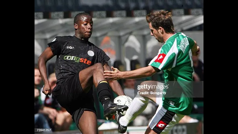 Cầu thủ Monchengladbach dũng cảm tiến về phía cầu môn đối phương trước sự can thiệp của hậu vệ St. Pauli Cầu thủ Monchengladbach dũng cảm tiến về phía cầu môn đối phương trước sự can thiệp của…