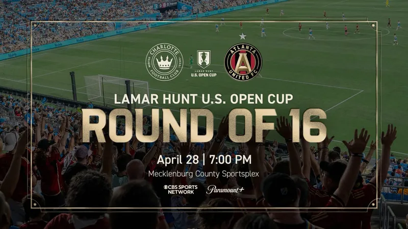 Cầu thủ Charlotte vượt qua cầu thủ Atlanta United trên sân cỏ